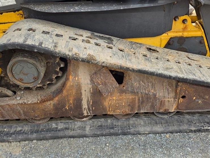 2010-new-holland-c185-image-11