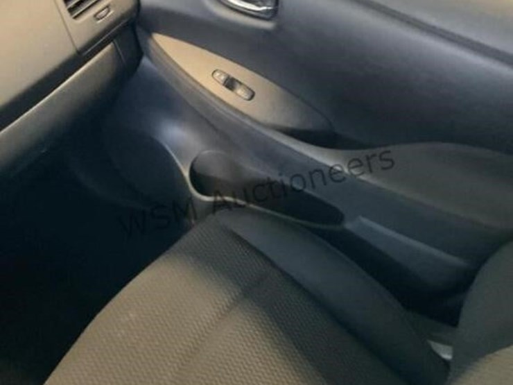 2015-nissan-leaf-s-hatchback-image-21