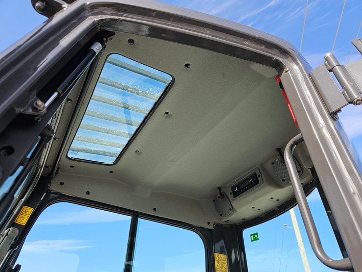 2019-case-cx37c-image-9