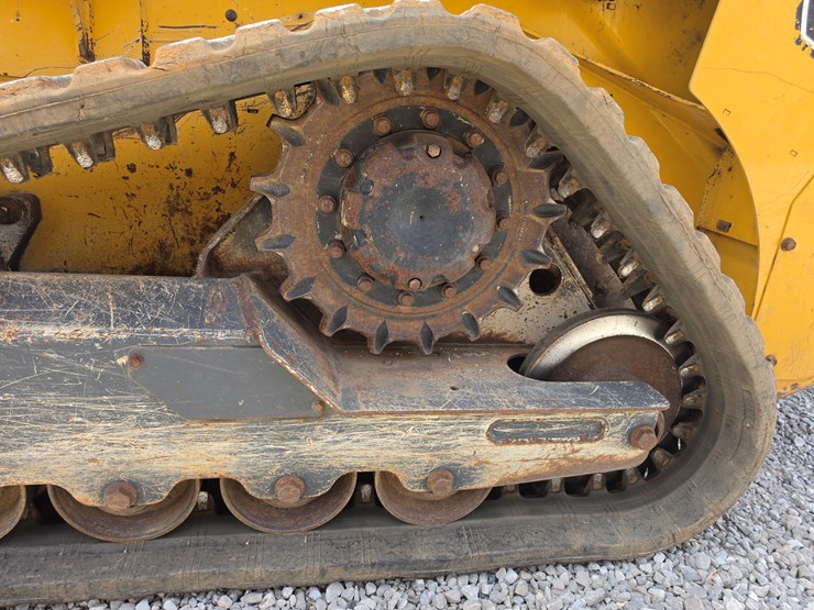 2022-deere-317g-image-21