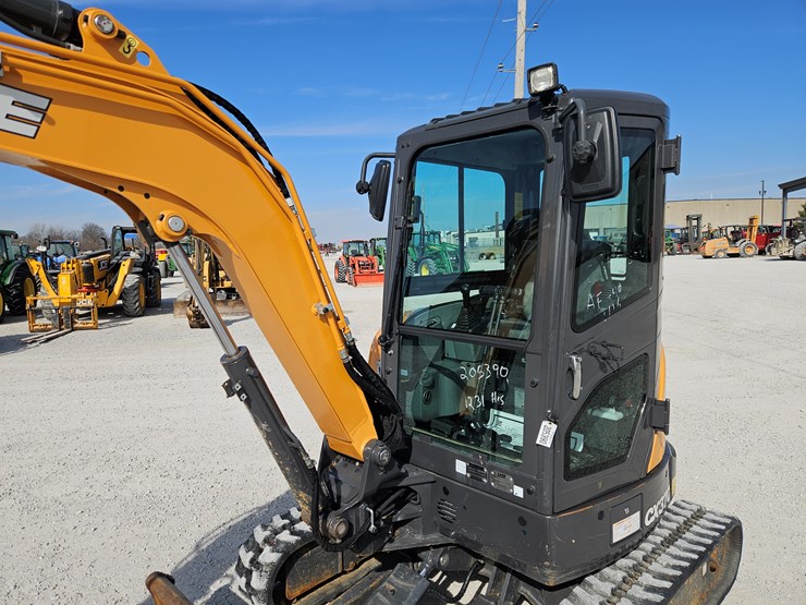 2019-case-cx37c-image-6