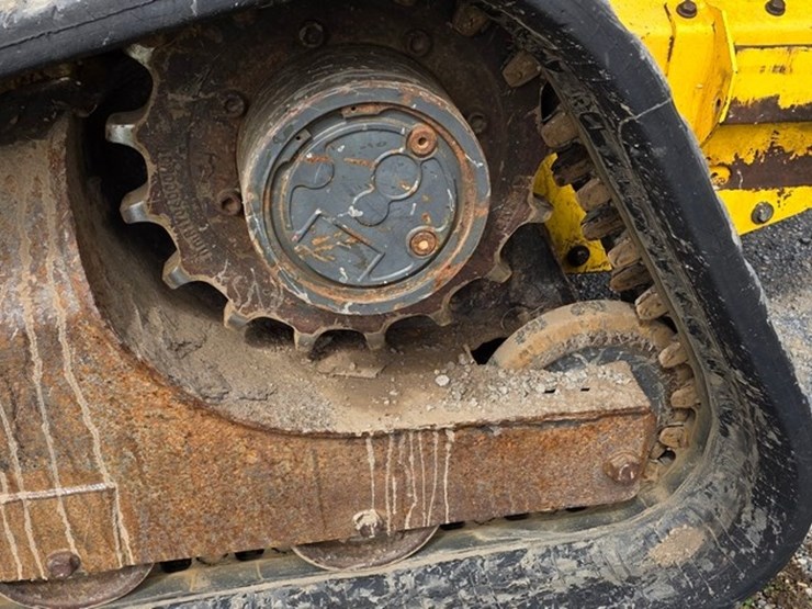 2010-new-holland-c185-image-30