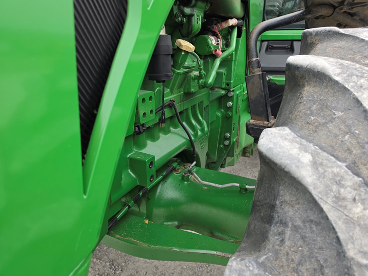 2011-john-deere-8235r-image-3