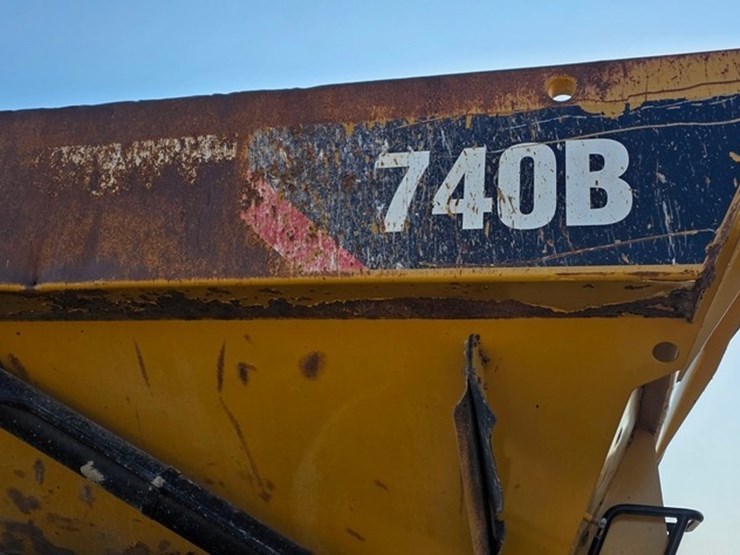 2014-caterpillar-740b-image-43