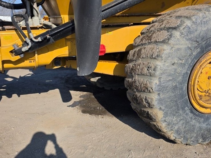 2014-caterpillar-740b-image-17