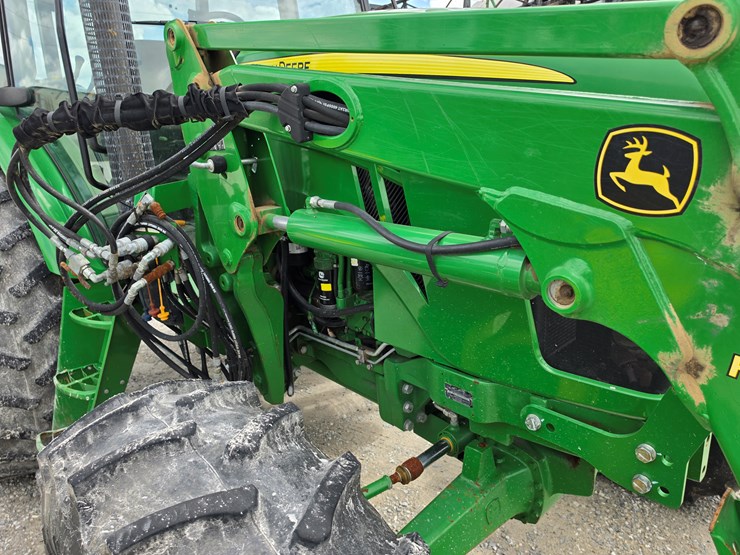 2014-john-deere-6140d-image-23