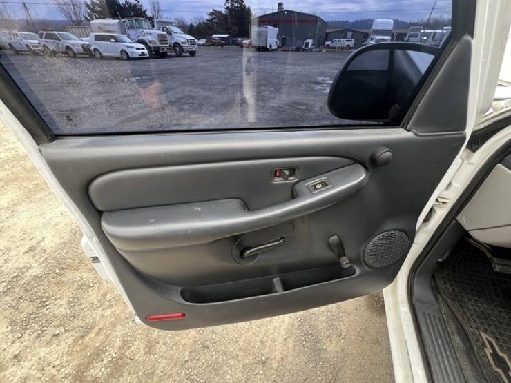 2001-chevrolet-suburban-image-24