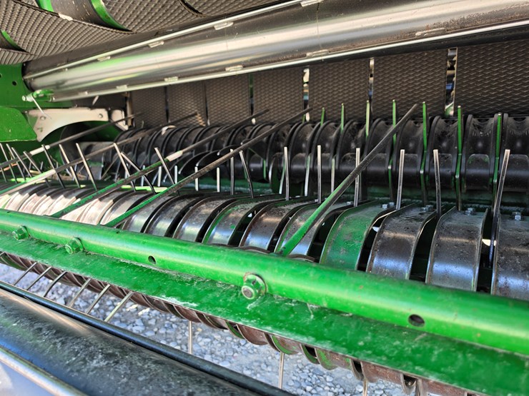 2010-john-deere-568-image-6