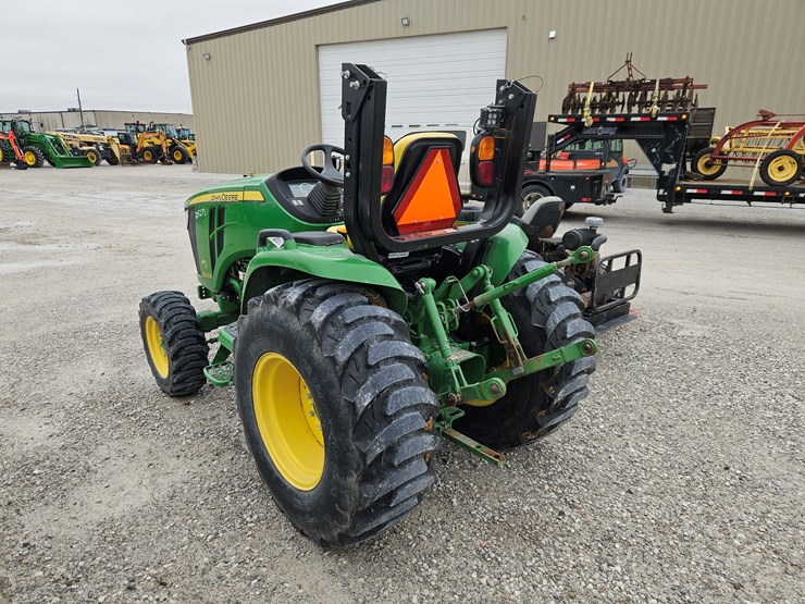 2017-john-deere-3033r-image-10