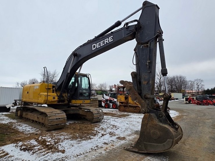 2012-deere-200d-lc-image-2