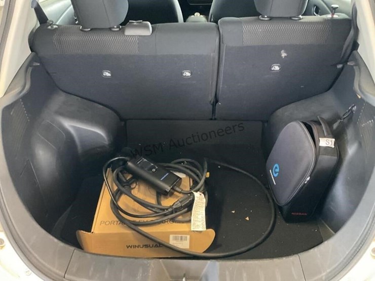 2015-nissan-leaf-s-hatchback-image-9