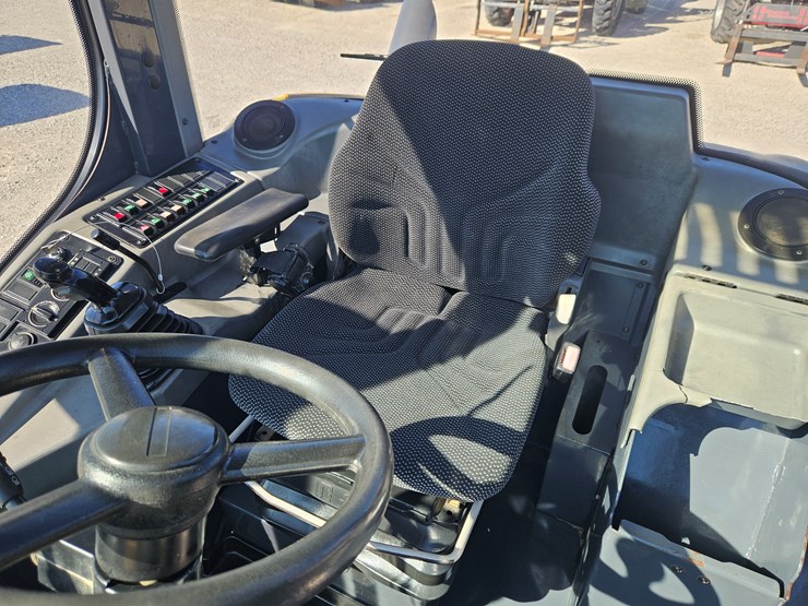 2013-deere-204k-image-14