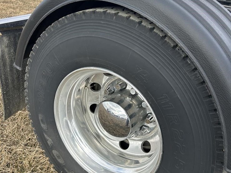 2025-kenworth-w900-image-45