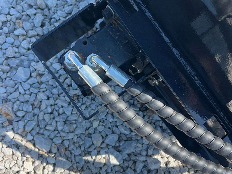 sdlanch-mini-skid-steer-hydraulic-sweeper-image-2