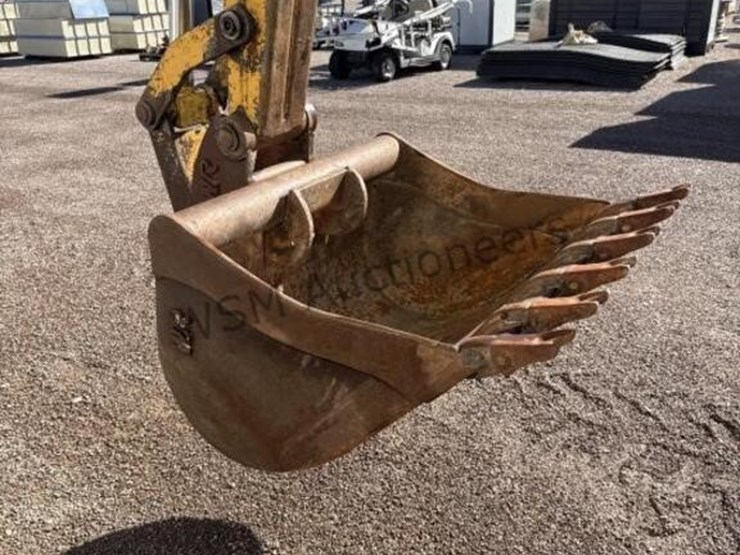 new-holland-lb115-image-15