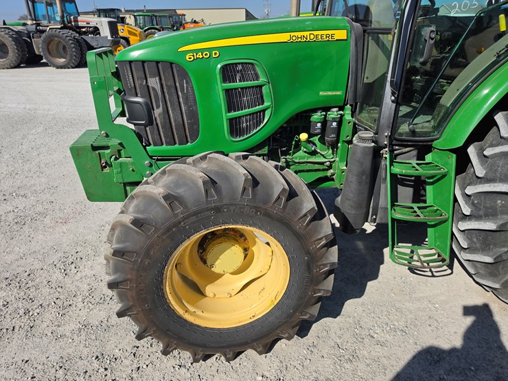 2011-john-deere-6140d-image-3
