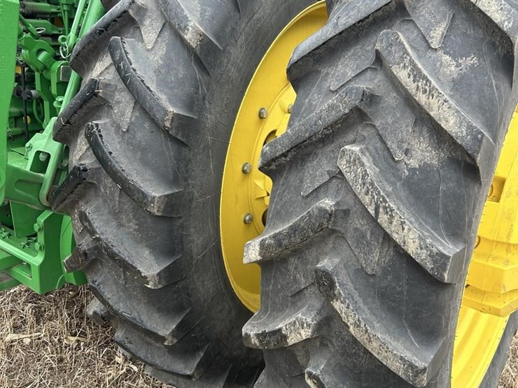 2014-john-deere-8320r-image-33