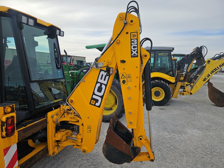 2018-jcb-3cx-compact-image-16