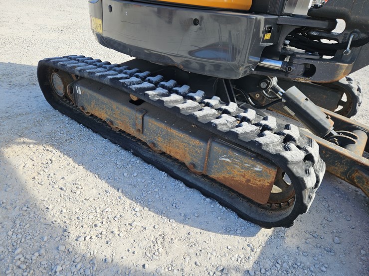 2019-case-cx37c-image-21