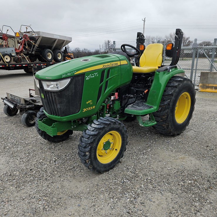 2017 JOHN DEERE 3033R