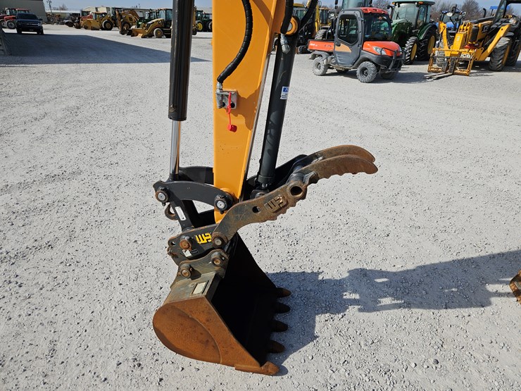 2019-case-cx37c-image-4