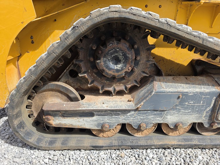 2022-deere-317g-image-15