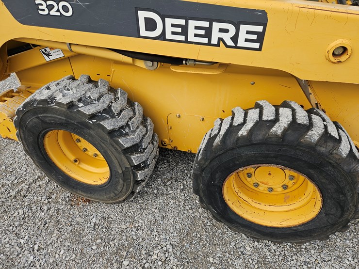 2006-deere-320-image-15
