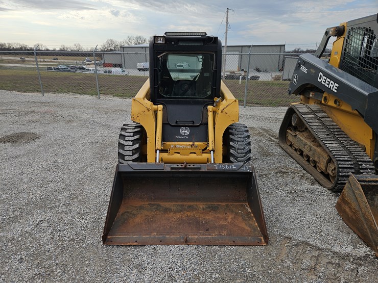2006-deere-320-image-2