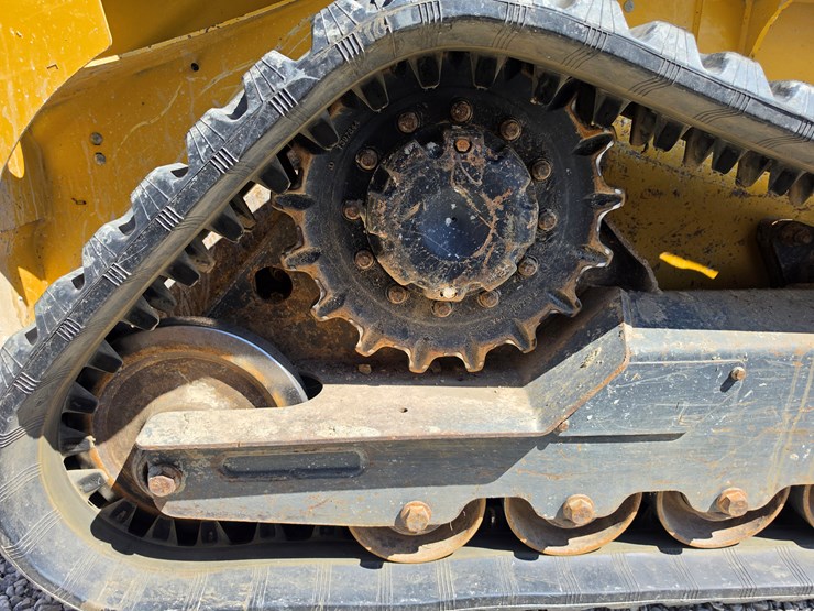 2023-deere-317g-image-15