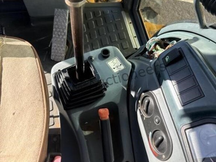 new-holland-lb115-image-48