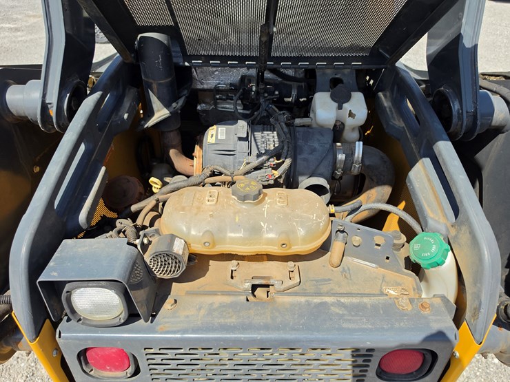 2015-deere-323e-image-18