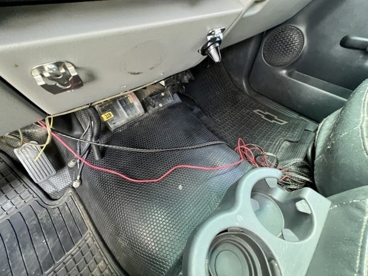 2001-chevrolet-suburban-image-30