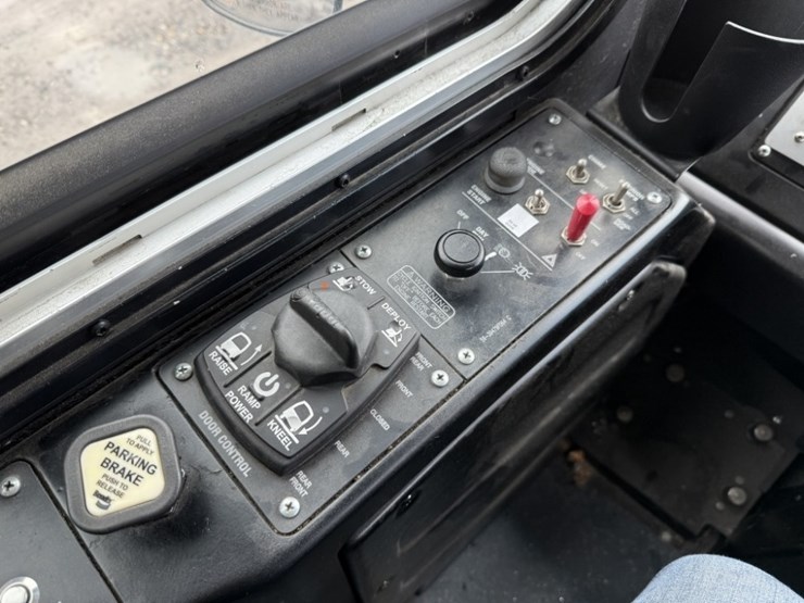 2012-gillig-40'-electric-transit-bus-image-24