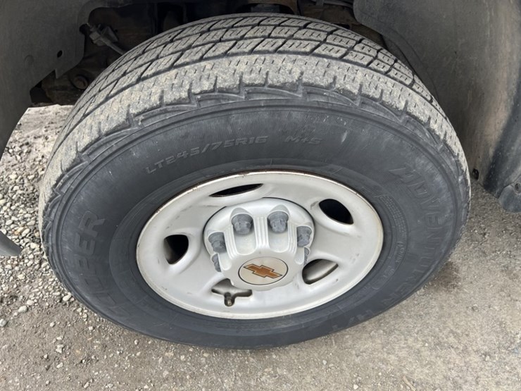 2001-chevrolet-suburban-image-14