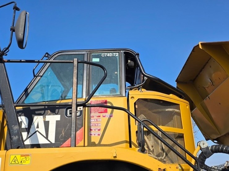 2014-caterpillar-740b-image-13