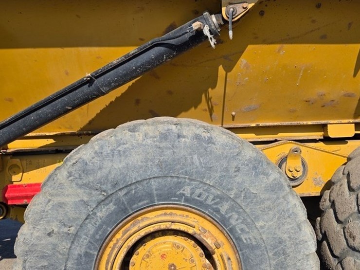 2014-caterpillar-740b-image-23