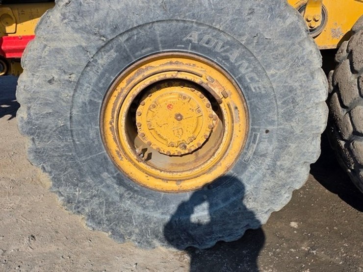 2014-caterpillar-740b-image-22