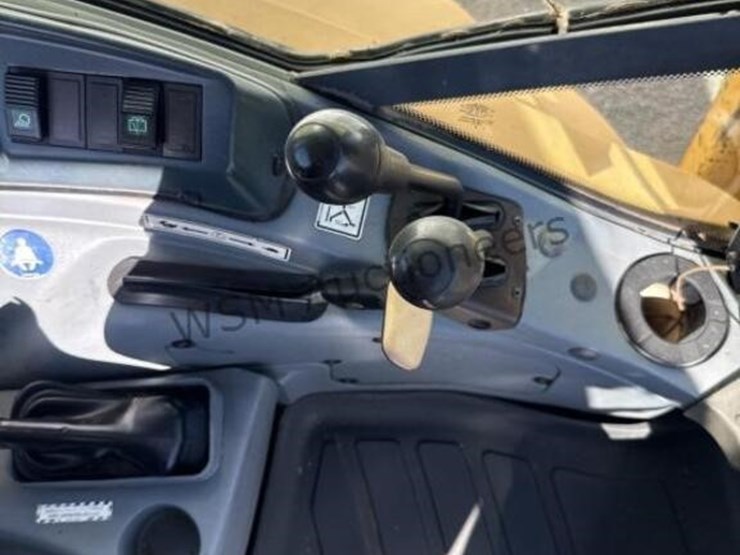 new-holland-lb115-image-54