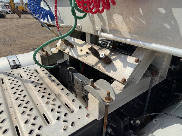 2018-mack-pinnacle-cxu613-image-14