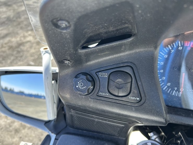 2009-honda-st1300-motorcycle-image-20