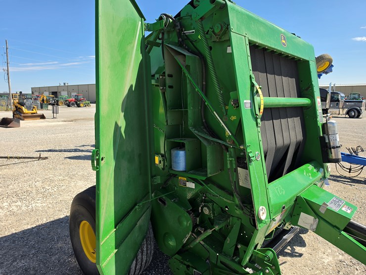 2010-john-deere-568-image-12