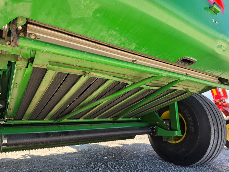 2010-john-deere-568-image-10