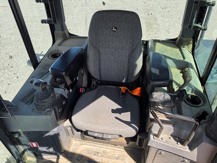 2023-deere-450-lgp-image-10