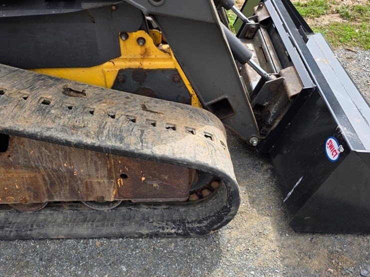 2010-new-holland-c185-image-8