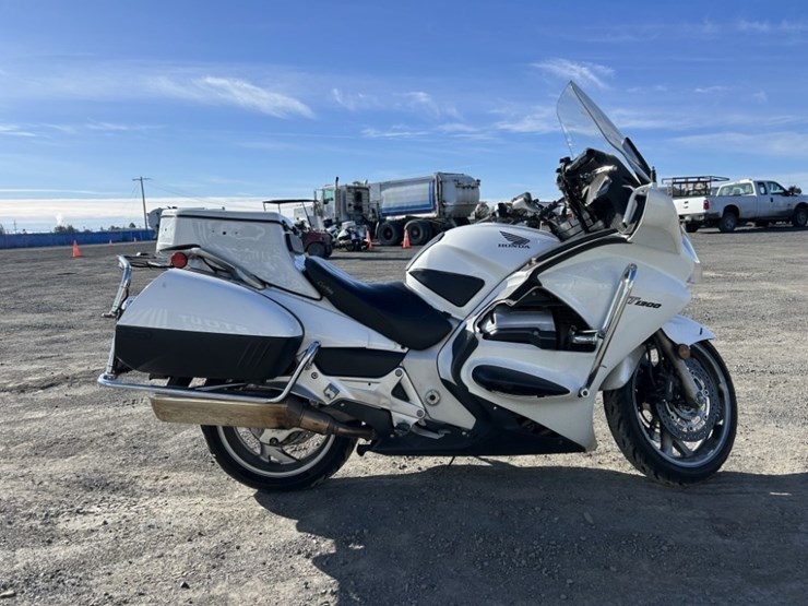 2012-honda-st1300-motorcycle-image-6