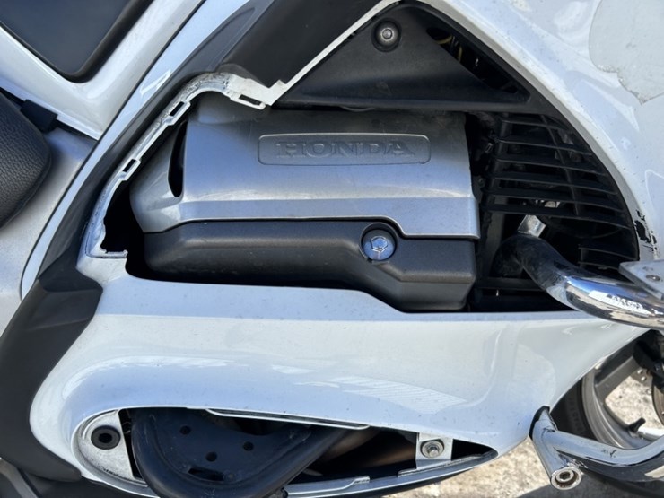 2009-honda-st1300-motorcycle-image-28