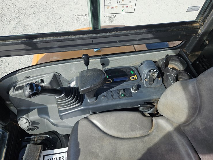 2019-case-cx37c-image-12