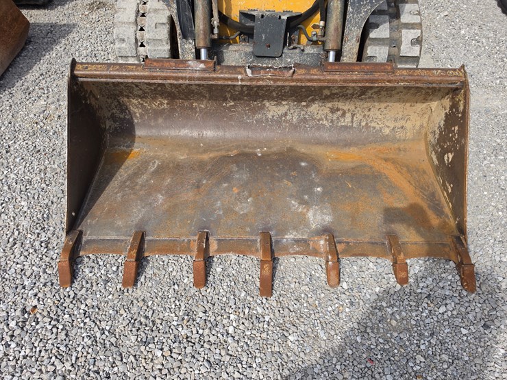 2022-deere-317g-image-3