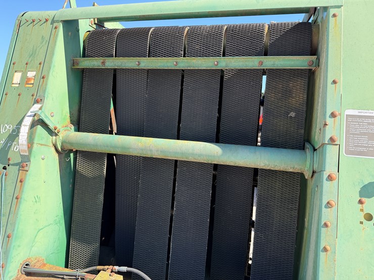 john-deere-335-image-4