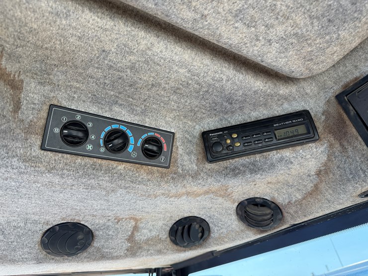 2004-agco-rt100a-image-21